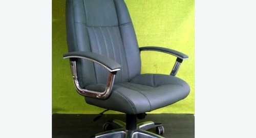 Перетяжка офисного кресла кожей. Карпинск